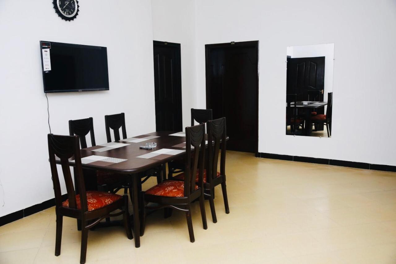 Lux Lounge Guest House Islamabad Ngoại thất bức ảnh