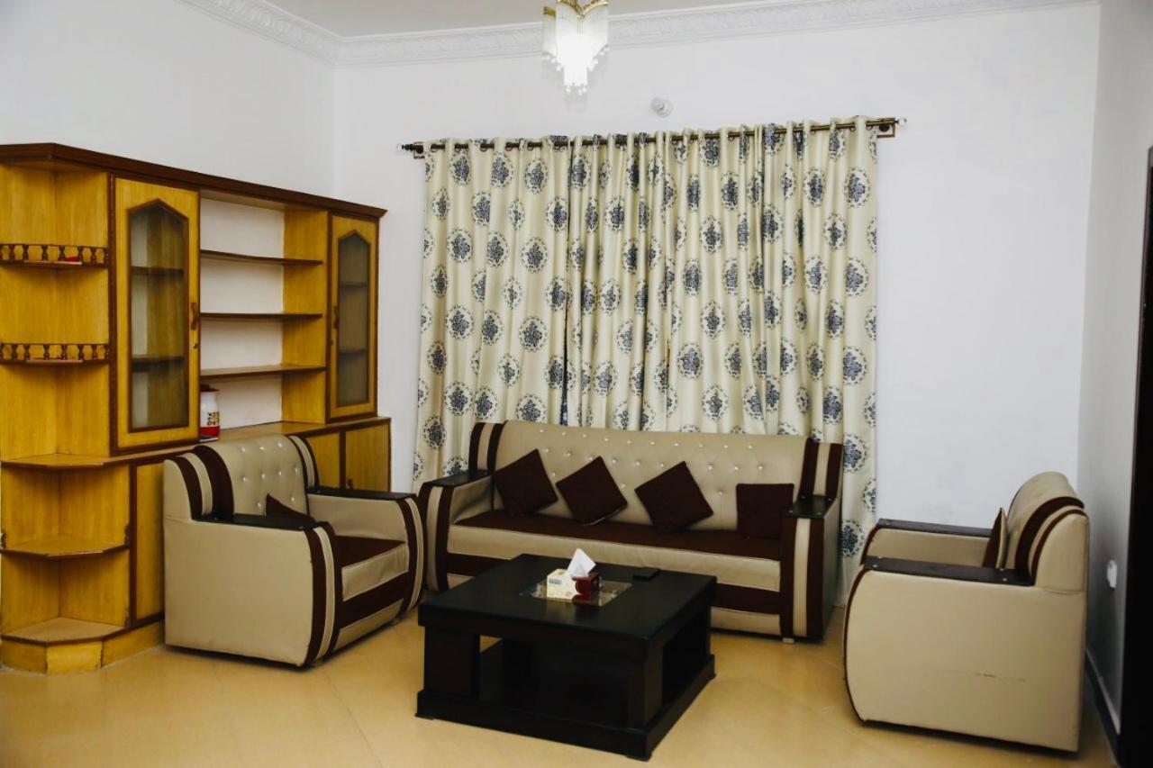 Lux Lounge Guest House Islamabad Ngoại thất bức ảnh