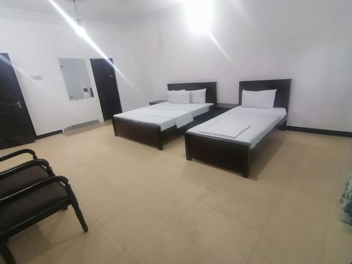 Lux Lounge Guest House Islamabad Ngoại thất bức ảnh