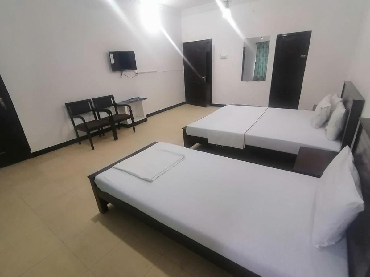 Lux Lounge Guest House Islamabad Ngoại thất bức ảnh