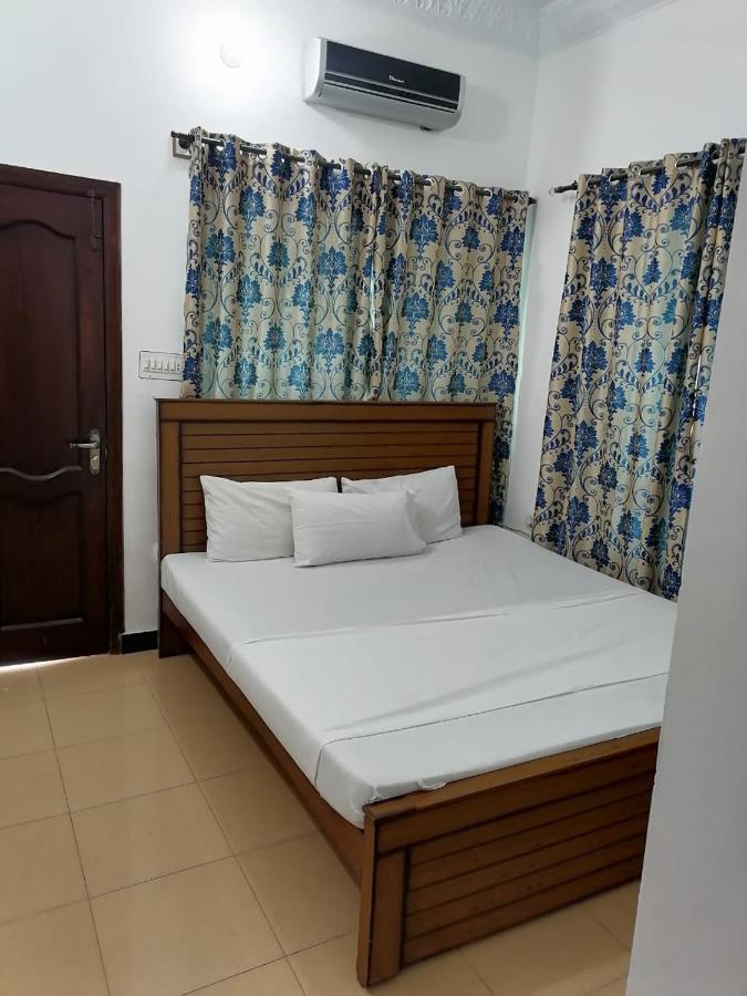 Lux Lounge Guest House Islamabad Ngoại thất bức ảnh
