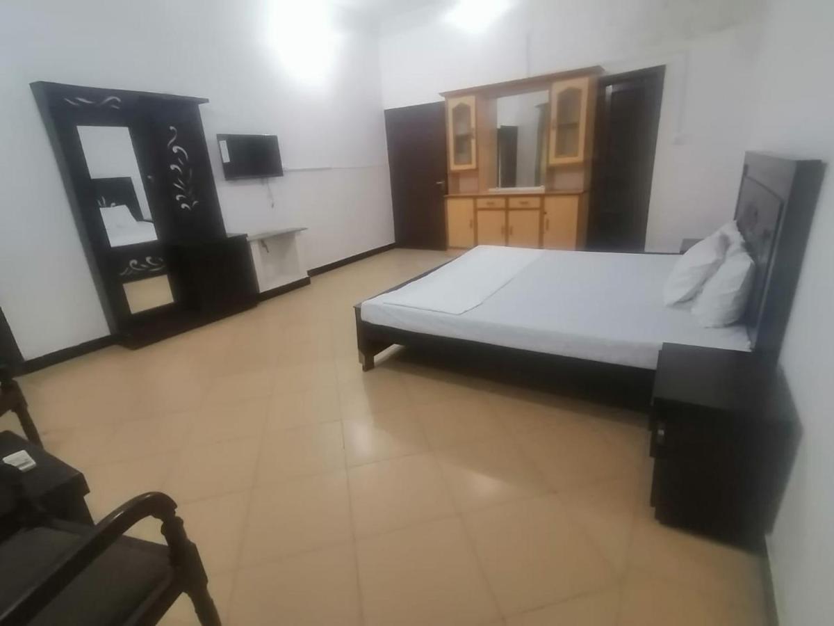 Lux Lounge Guest House Islamabad Ngoại thất bức ảnh