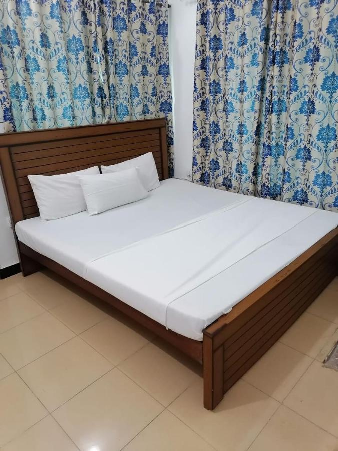 Lux Lounge Guest House Islamabad Ngoại thất bức ảnh