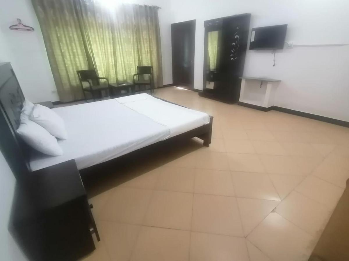 Lux Lounge Guest House Islamabad Ngoại thất bức ảnh