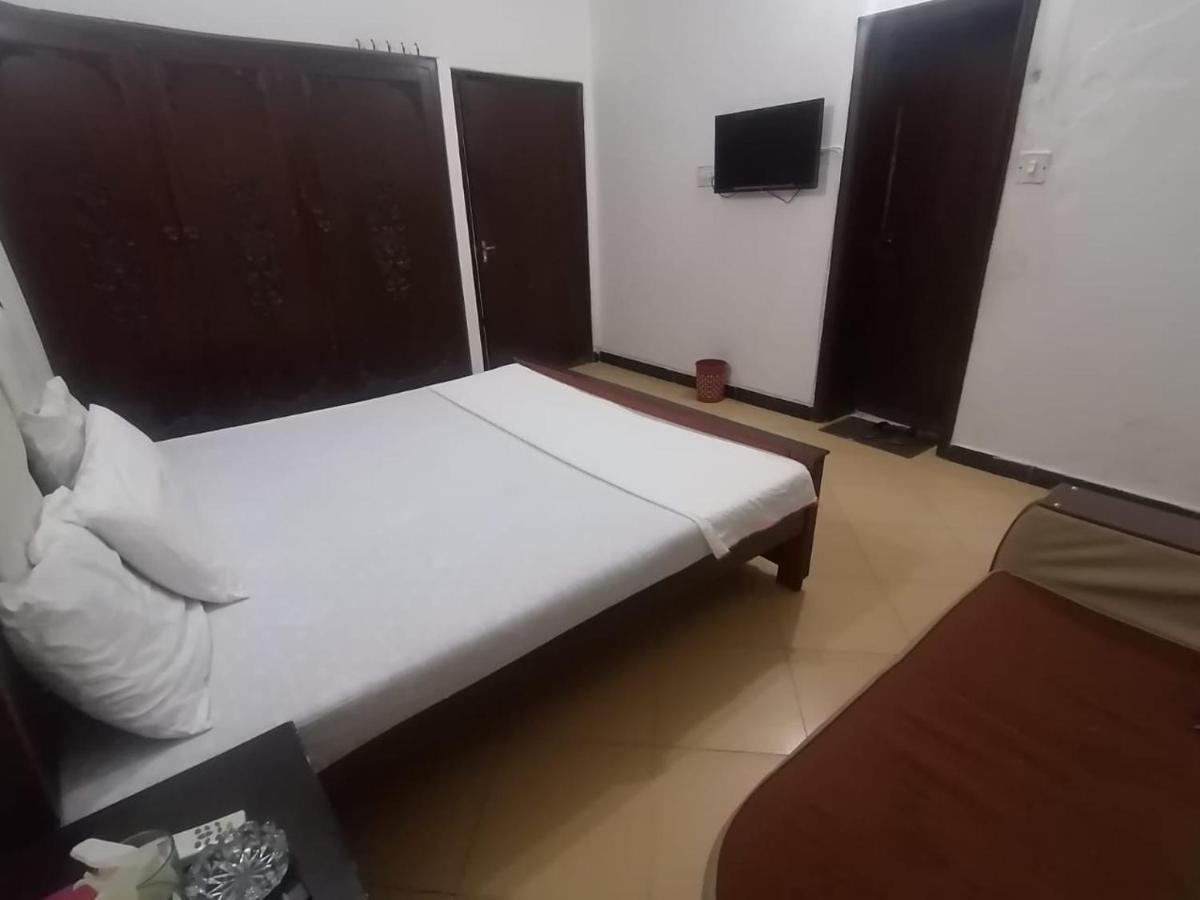 Lux Lounge Guest House Islamabad Ngoại thất bức ảnh